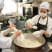 �ۈ牀�╟���{�݂��i�H�̂ЂƂ�