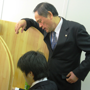 �s���E�x�@�������ł̎��ƕ��i