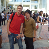 ���E�e���̒�g��w�Ƒ��݂Ɍ𗬁B