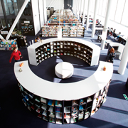 ��发�𒆐S�ɑ����͖�175,000��