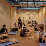 ���E�Ƀf�U�C���𔭐M����I