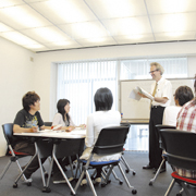 �Ó�L�����p�X�̎��Ƃ͉p�ꂪ��{