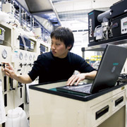 �ڎw���I�Y�ƊE�̃g�b�v�G���W�j�A