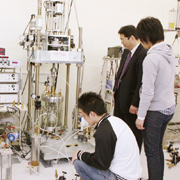 ���E�����̌������ʂ𔭐M�I