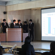 �O���[�v�Ō������e�𔭕\����