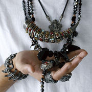 ���R�Ȕ��z�ŃW���G���[��n��