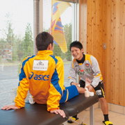 �A�X���[�g�̎x���ƂȂ�g���[�i�[