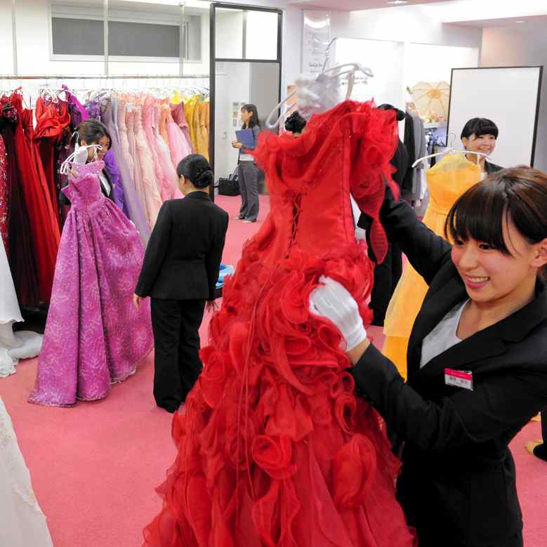 100���ȏ�̃h���X�������Ă��܂�