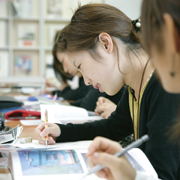 ���ۊ��o���ӎ����ăf�U�C�����w��