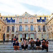 ���E�̕����ɐG��錤�C���s