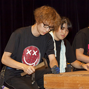 �e���r������̔��p�X�^�b�t���琬