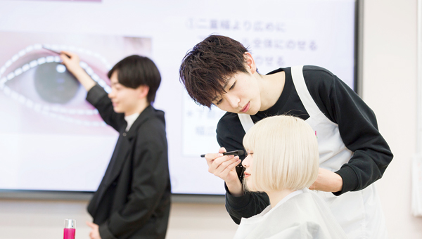 �i�C�g�Z�~�i�[